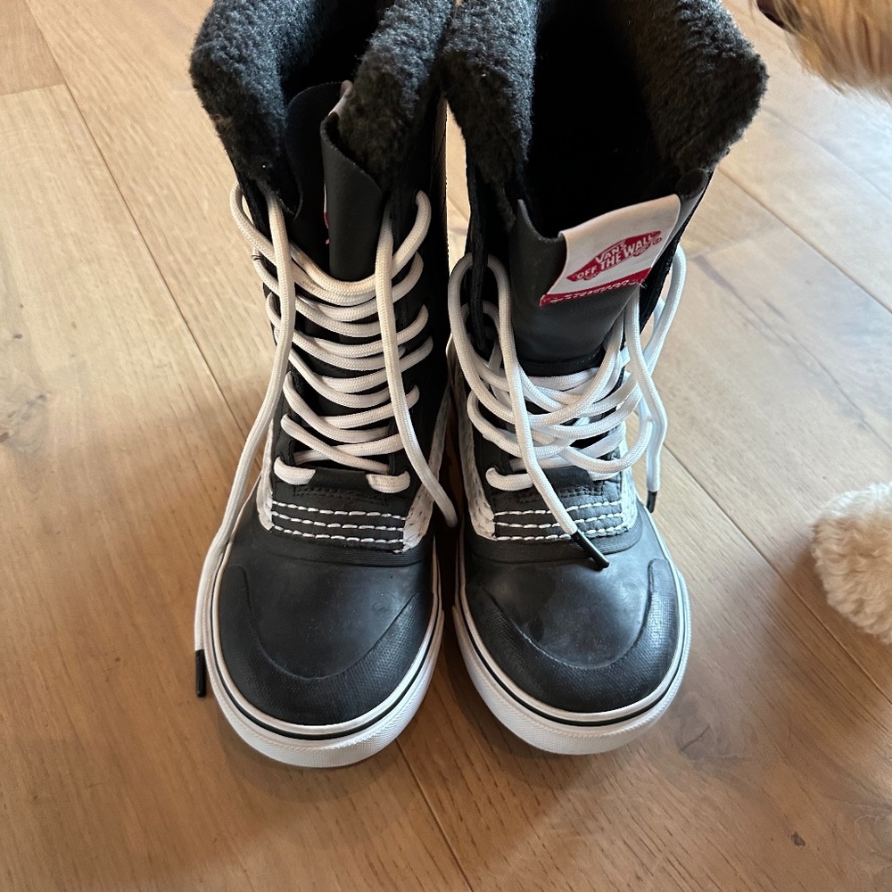 VANS  snowboots sz 5